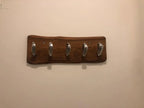 Un porte manteau club hanger de teevasion accroché au mur