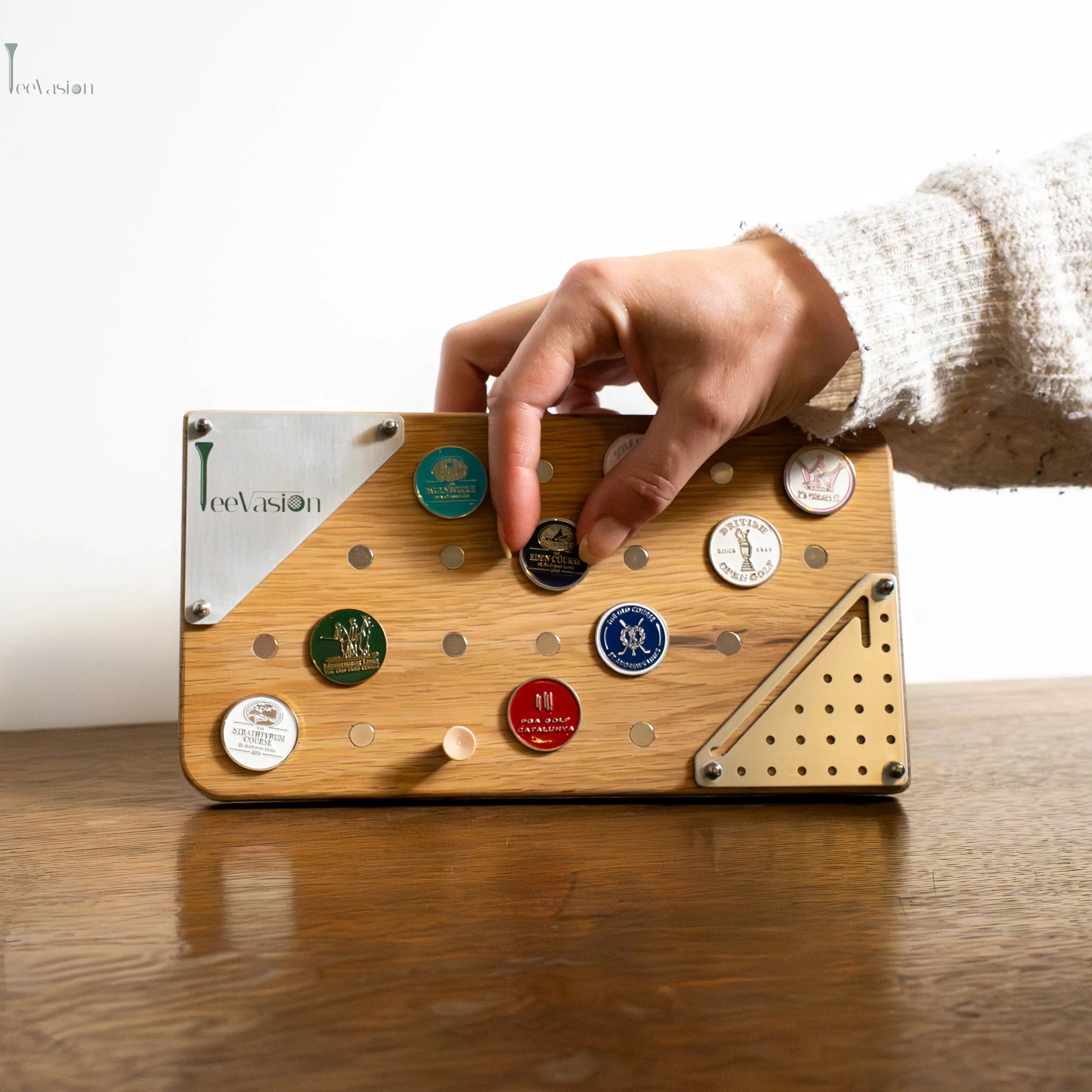 L’élégance du bois – Support design pour collection de marques-balles TeeVasion