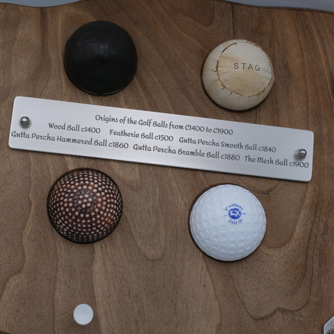 Zoom sur la plaque gravé du support légende du green avec la liste des balles et les années