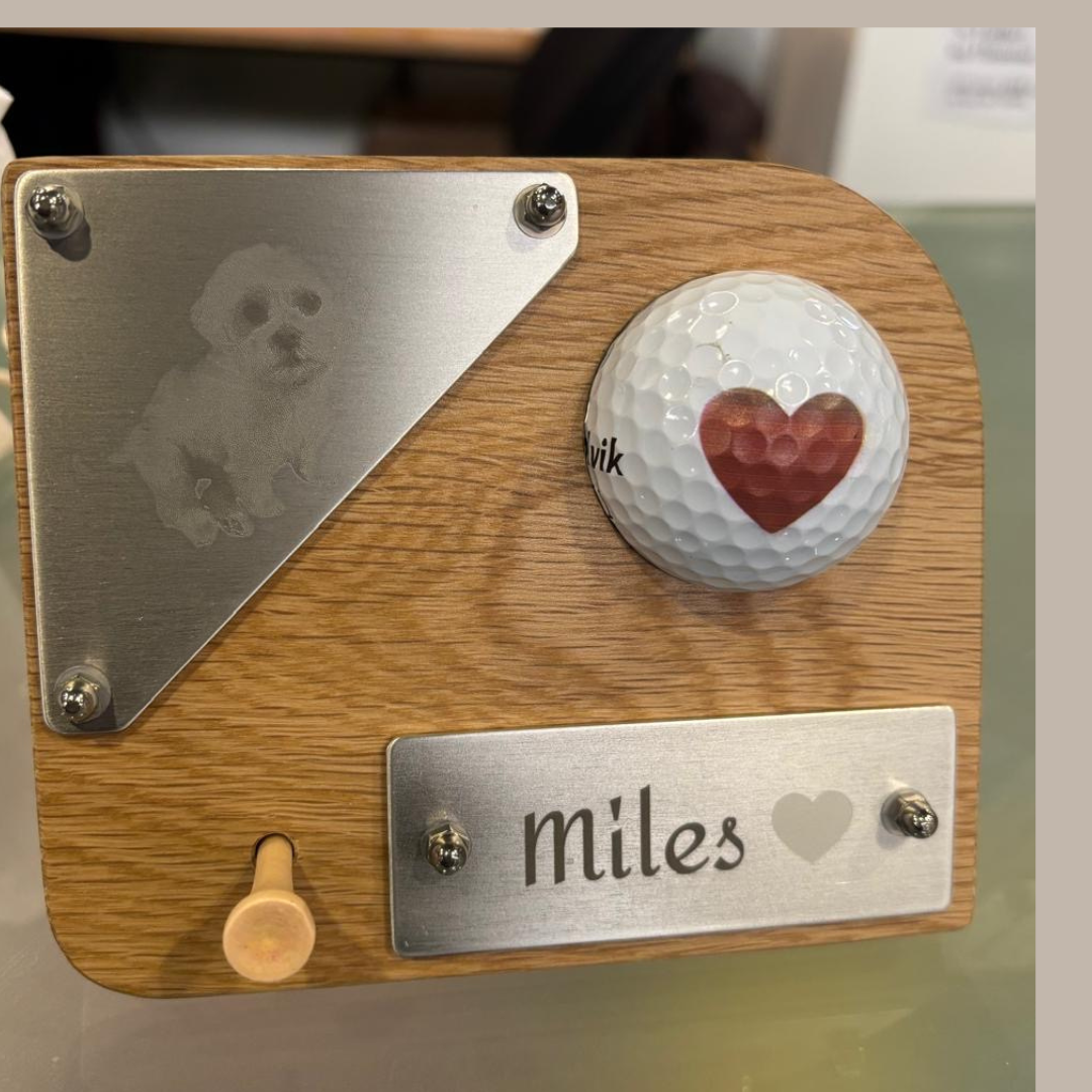 photo prise par un client du trophee une balle personnalisé avec son chien gravé