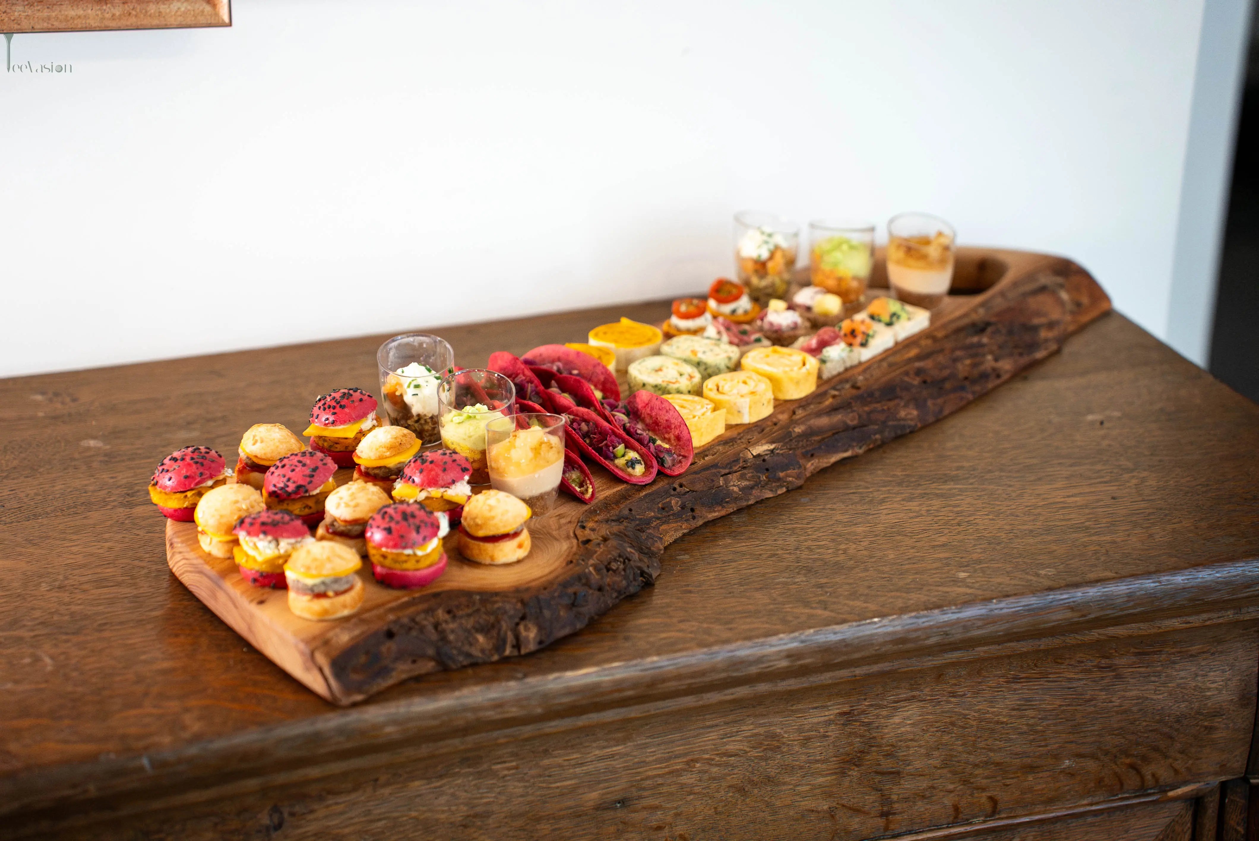 Planche de presentation apperetif pose sur un meuble en bois et prete a l'emploi