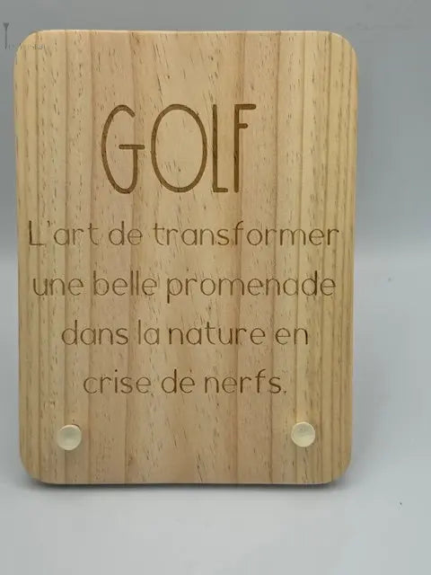 Une planche t’as le Swing gravée d'un message de golf