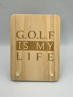 Une planche t’as le Swing gravée d'un message de golf 