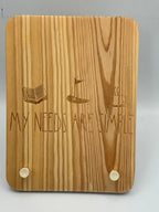une planche t’as le Swing gravée du message "my needs are simple"