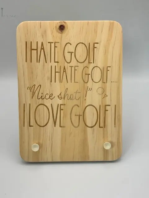 Une planche t’as le Swing gravée d'un messaye golfique