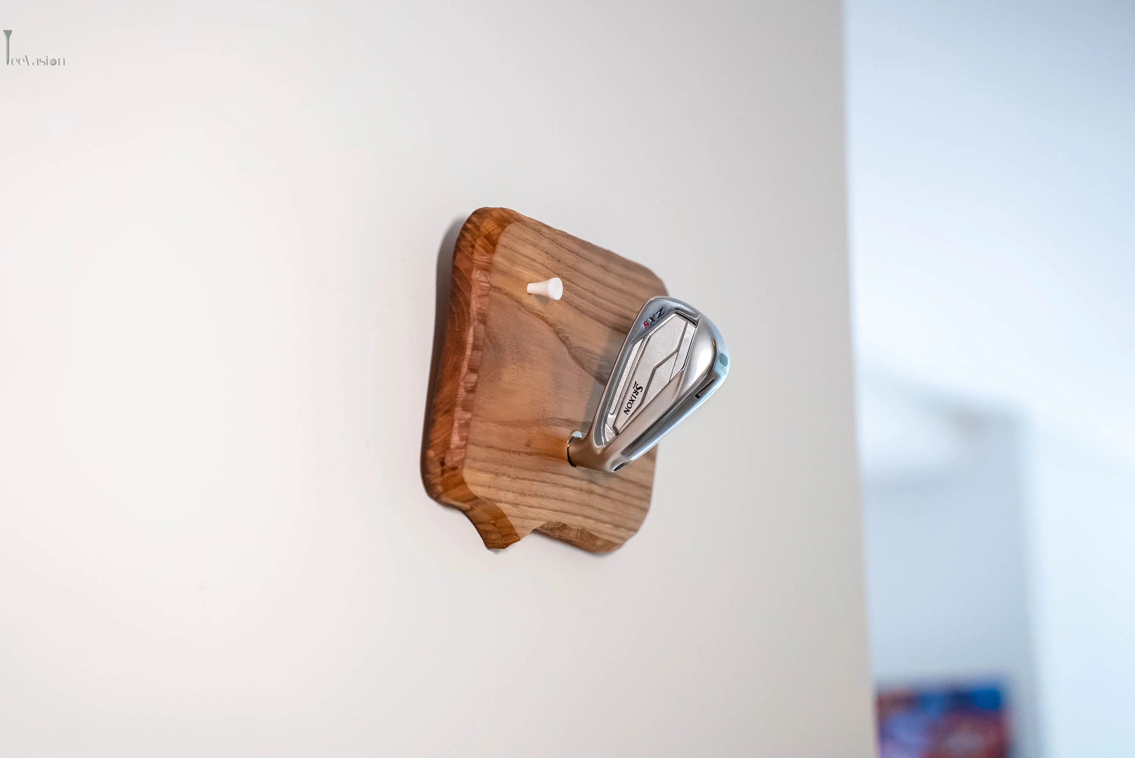 Un porte manteau et clees accroche au mur 