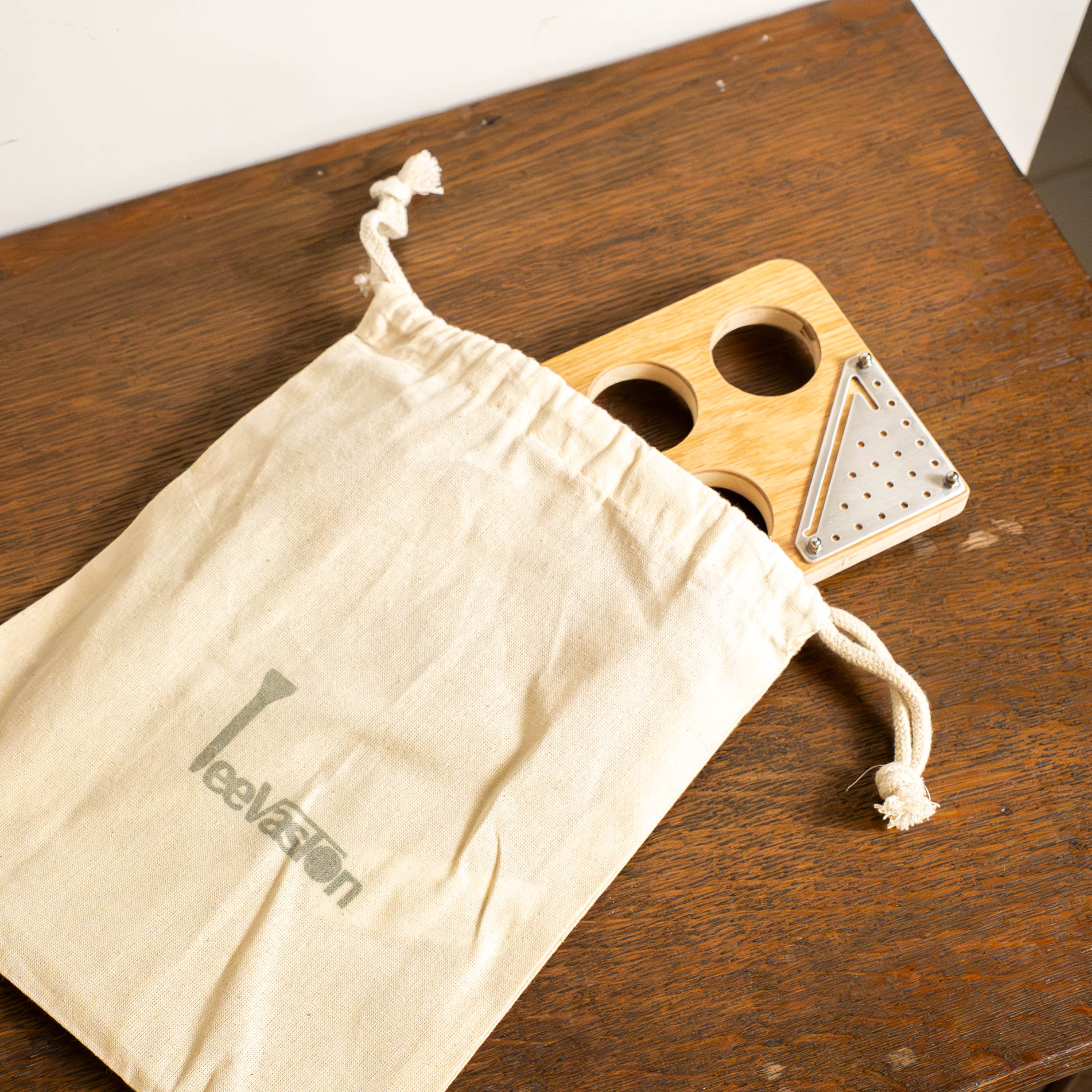 Présentoir bois élégant pour vos plus belles balles de golf TeeVasion