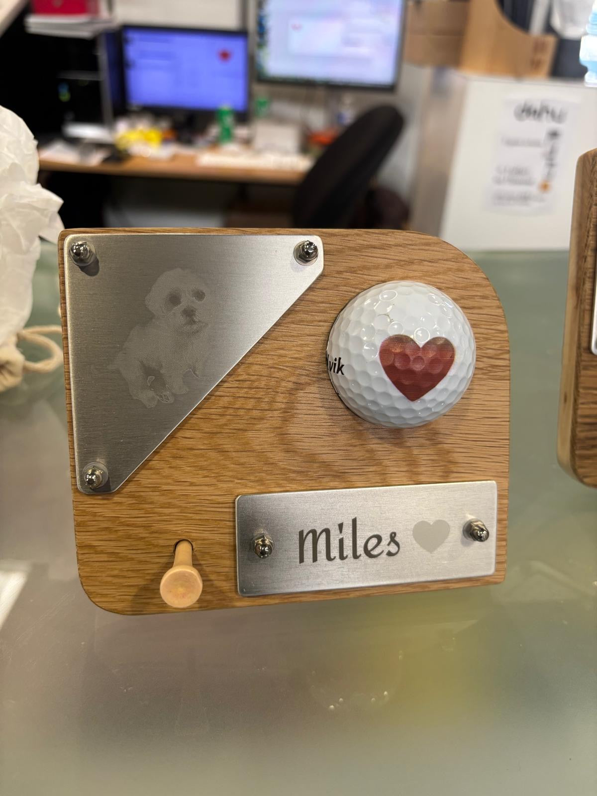 Un support 1 balle Teevasion avec une plaque gravée à partir d'une photo fournie par un client