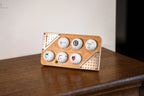Support 6 balles avec plaque teevasion classique pos sur un meuble en bois avec son tee