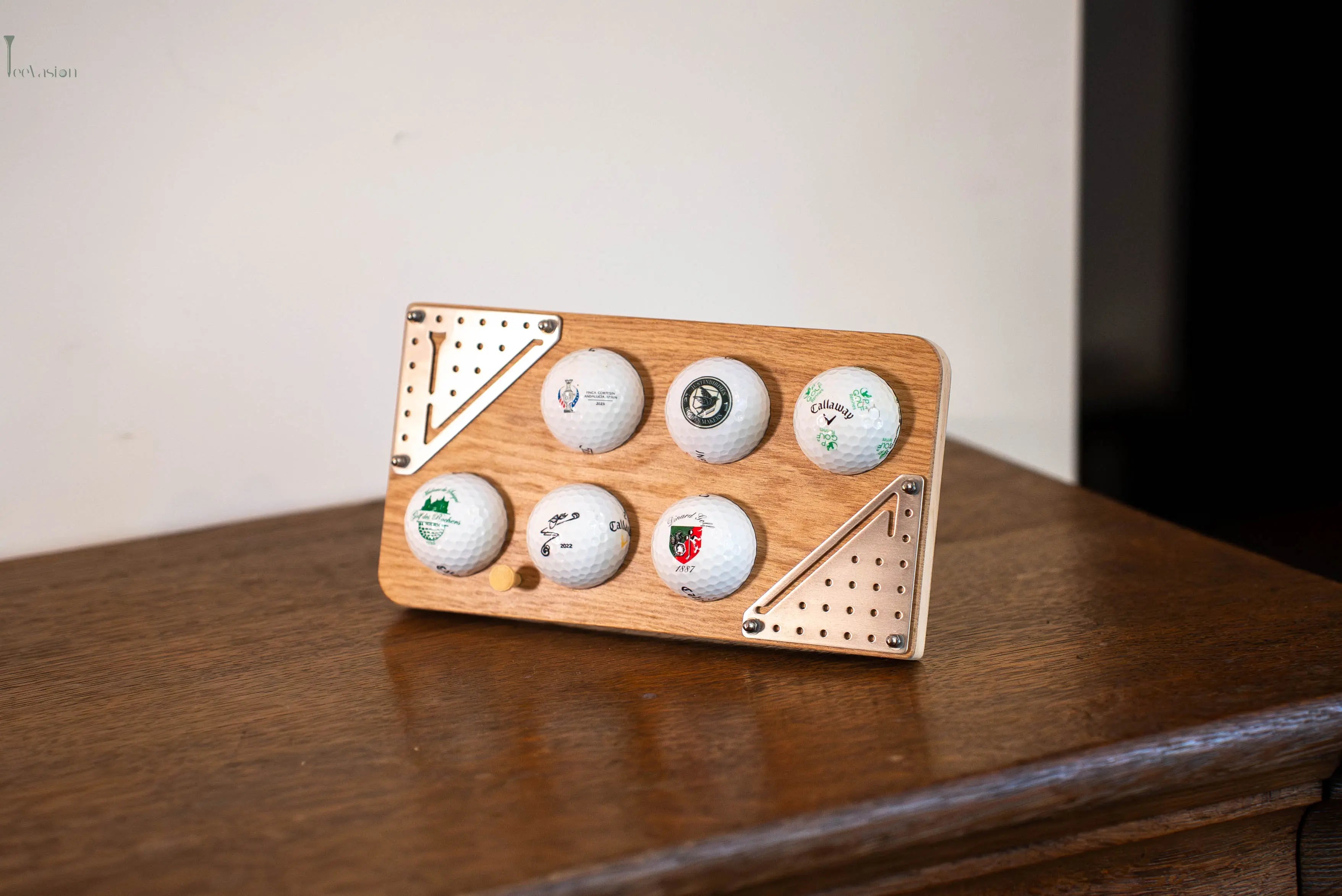 Support 6 balles avec plaque teevasion classique pos sur un meuble en bois avec son tee