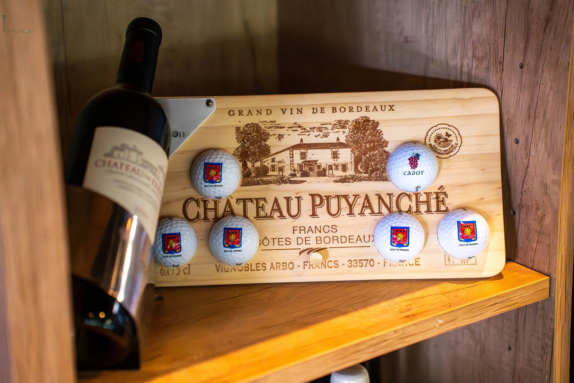 Un support 6 balles sur caisse de vin installe dans la cave d'un restaurant a cote d'une bouteille