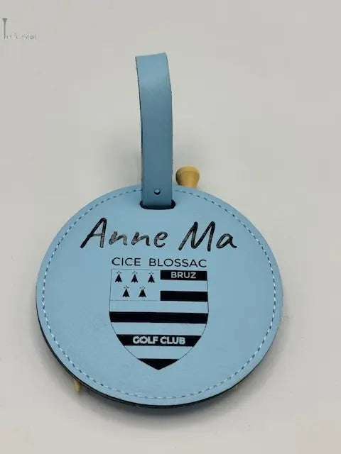 Un tag de sac personnalisable de couleur bleu gravé avec ses tees
