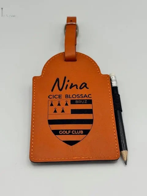 Un tag de sac personnalisable rectangle de couleur orange gravé avec son crayon 