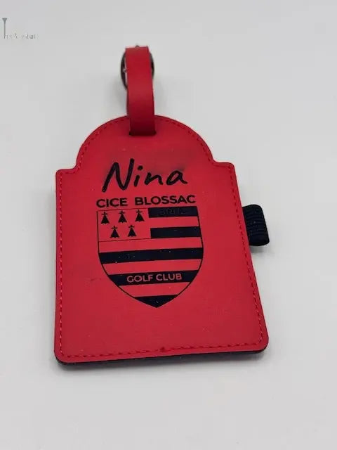 Un tag de sac personnalisable rectangle rouge avec logo gravé