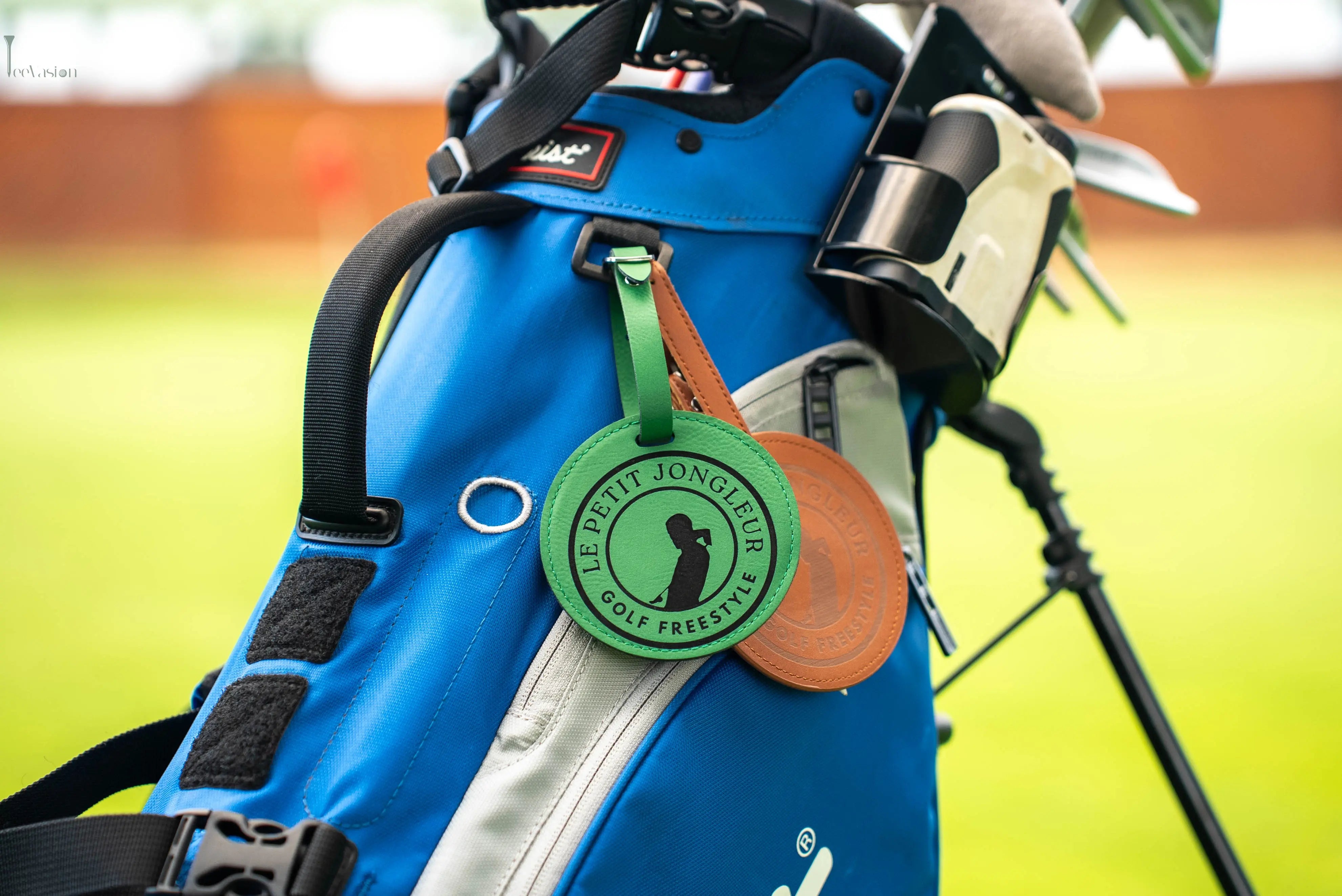 Tag de sac rond de couleur grave accroche a un sac de golf 