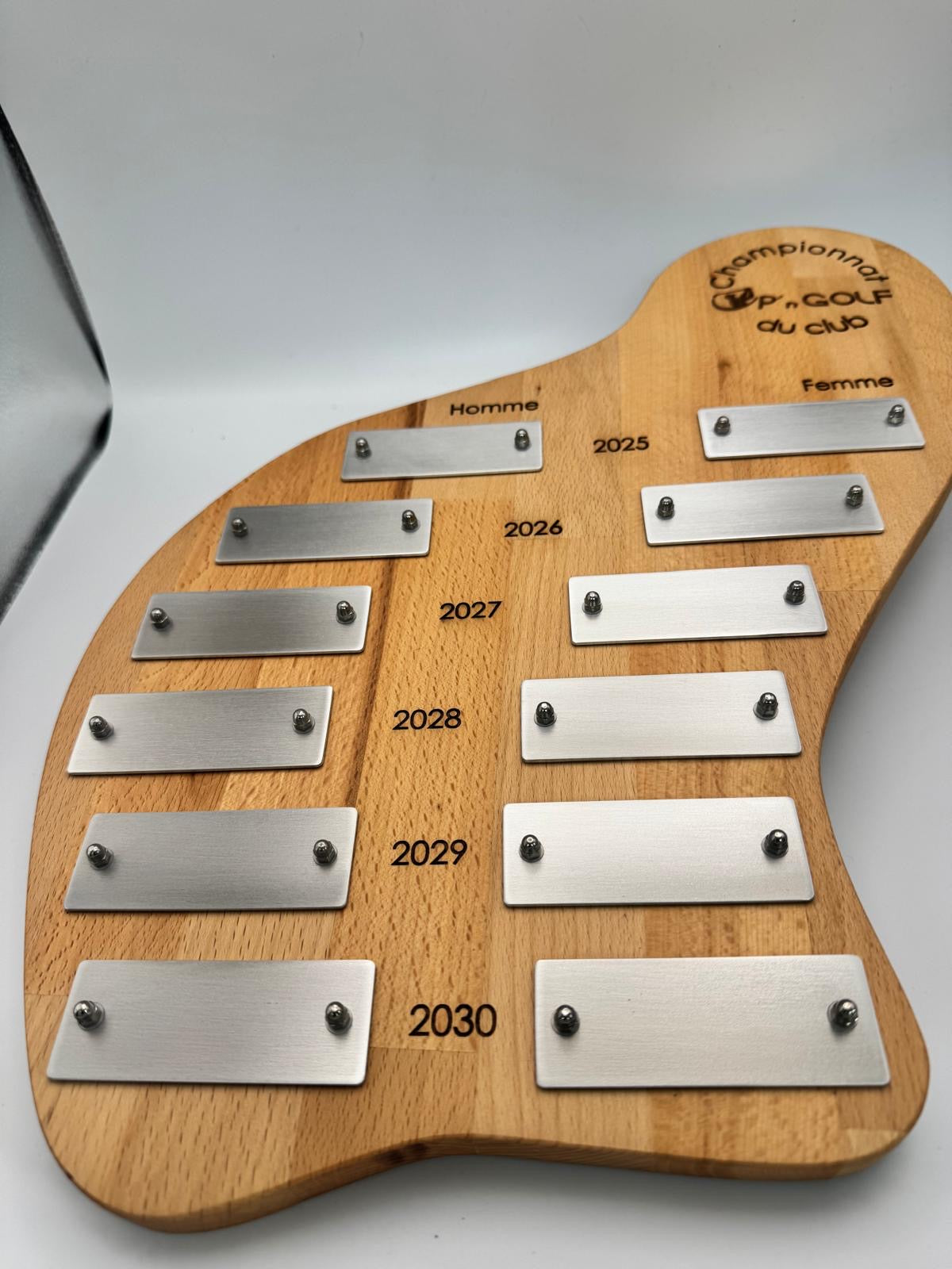 Un trophée perpétuel avec ses plaques et ses gravures sur bois 