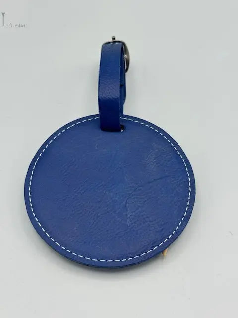 Un tag de sac bleu personnalisable sur un fond blanc

